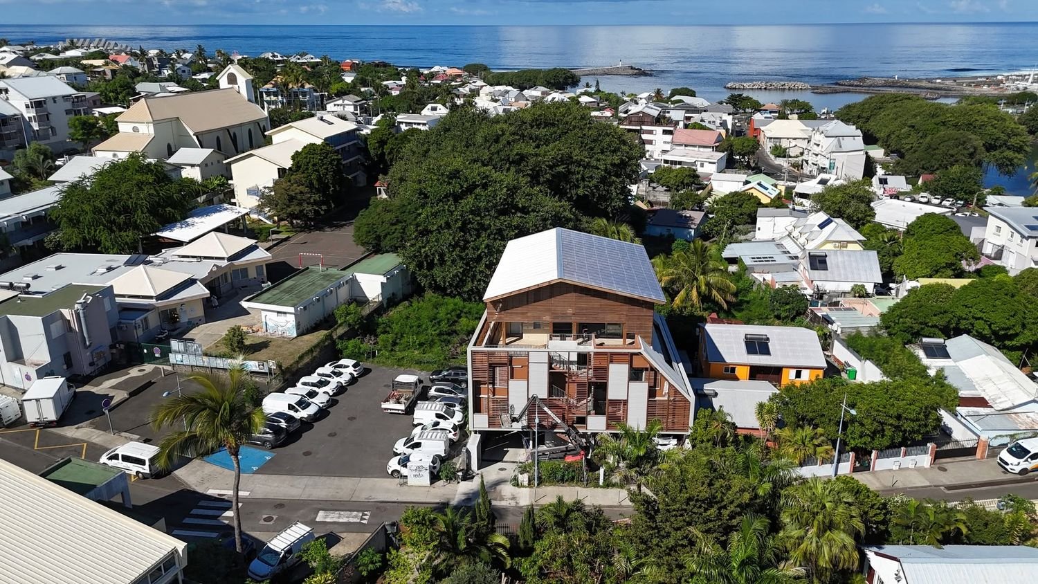 Villa contemporaine vue du ciel, face à l'océan